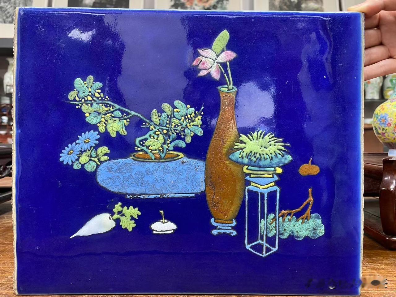 清代蓝地粉彩瓷板，尺寸26.7×32.5cm，景德镇窑口，粉彩工艺，画面博古花鸟