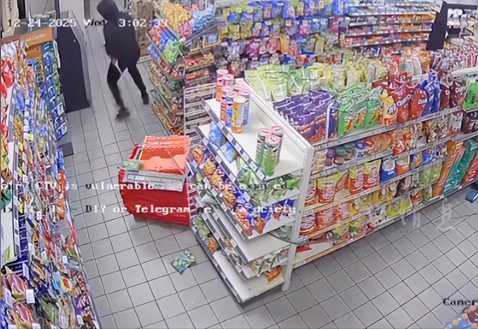 美国“零元购”手法翻新了！得克萨斯州的一家便利店在凌晨被劫匪“光顾”，这伙人直接