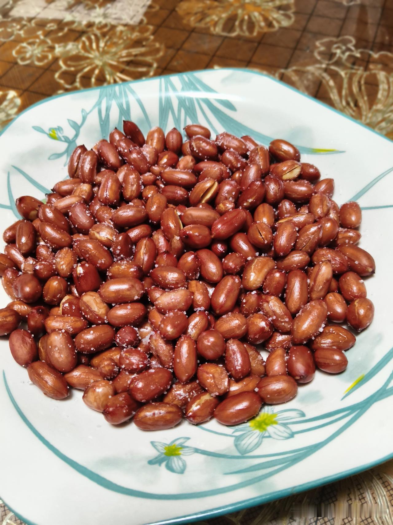 就着这俩菜，喝了一罐啤酒，锅里炖着红烧肉，不等了，就这俩菜。
九点多，老爸旅游回