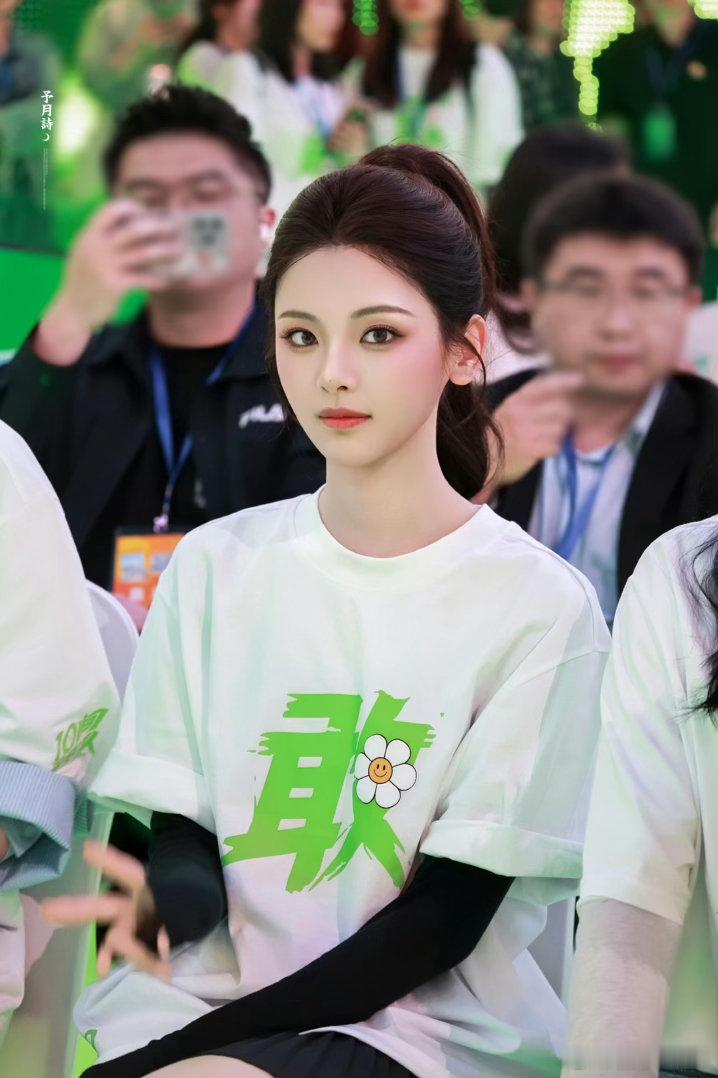 杨超越新片为救蒋龙胳膊全紫了 为了天台那场救人的戏，杨超越把两条胳膊都摔青了。导