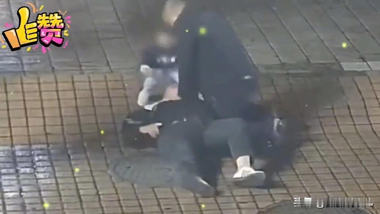 青岛海边生死救援：凡人微光汇聚人间暖流
 
近日，山东青岛东海西路的海边，一场紧