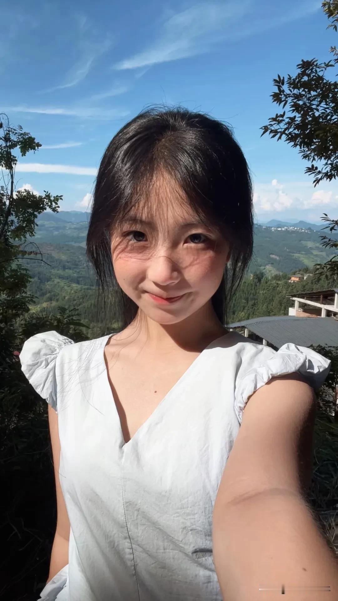 清晨的阳光吻过嘴角，  
微笑是开启一天的密码。  
简单生活，快乐自拍，  