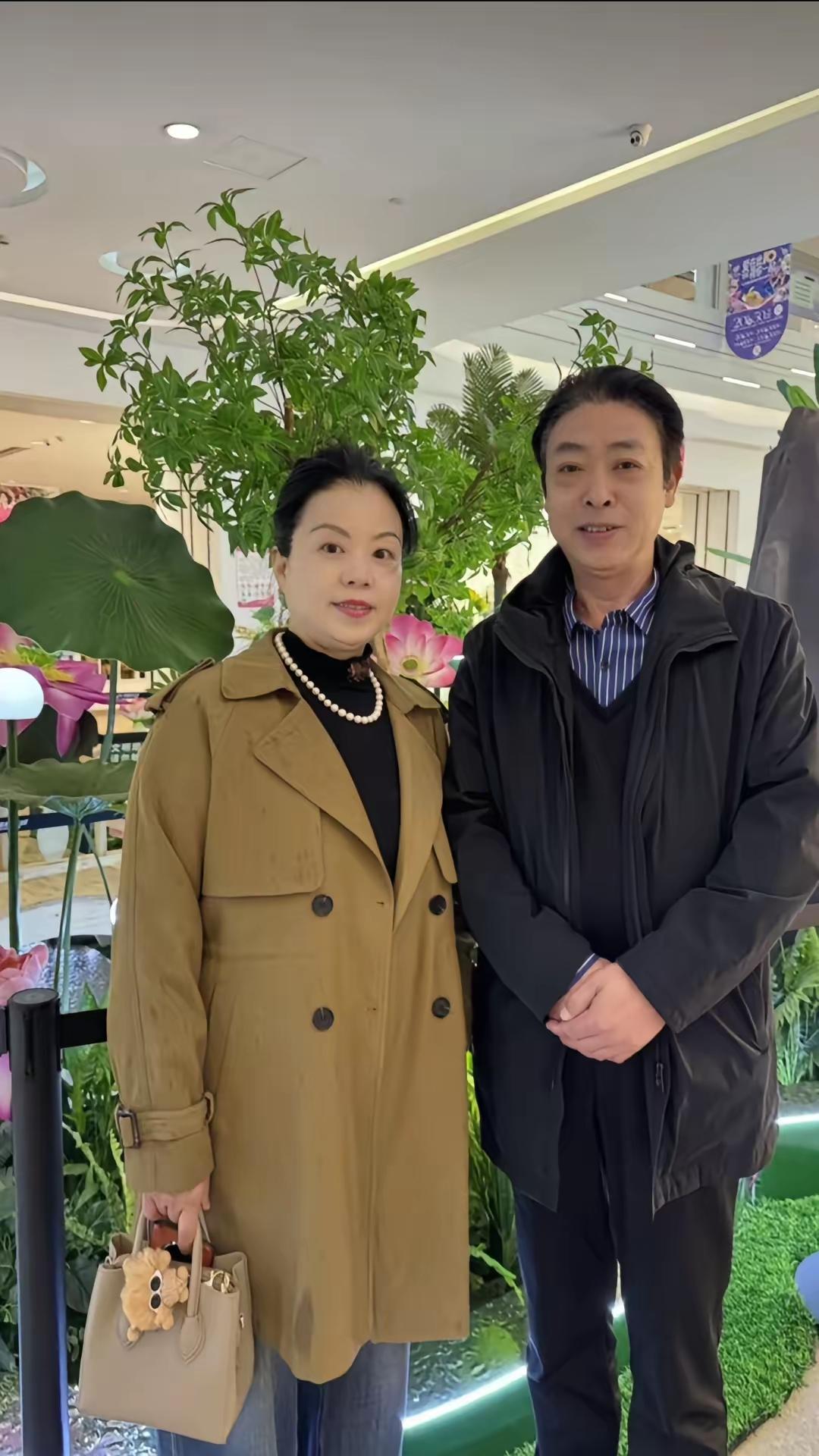 五一前夕瞬间治愈全网！
许妈姚爸同框尽显岁月温柔
 
风雨走过一程，最让人动容的