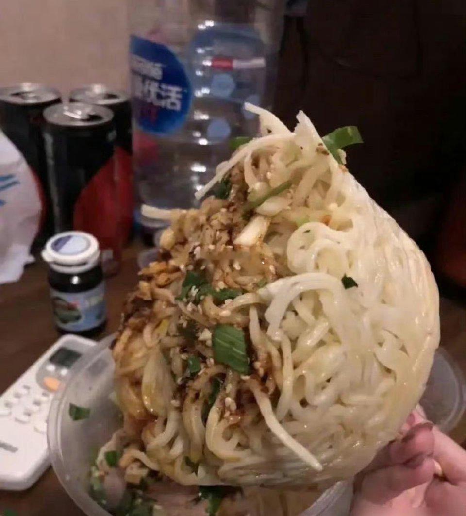每次外卖点的面条都会成这样，问题是我还特意备注要多加汤，所以汤去哪里了？难道被外