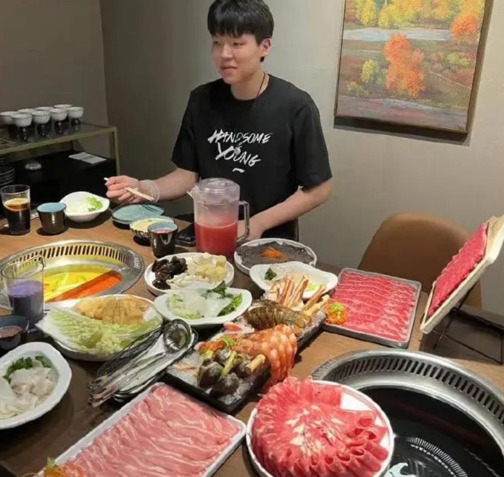 球打的不好，连吃个饭都是错的！杨瀚森：我该怎么办。。。
全村的人希望杨瀚森最近可