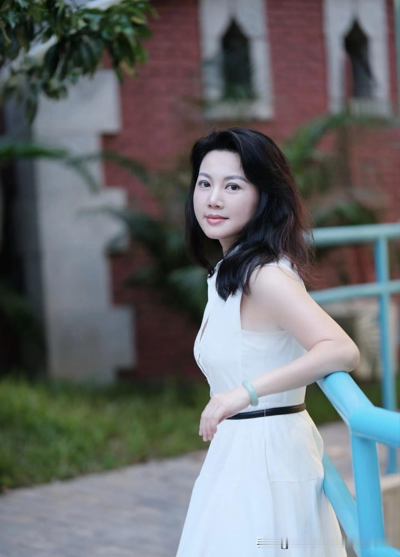 什么样的穿搭可以成为气质女神? 猜猜美女芳龄几何？评论区留言