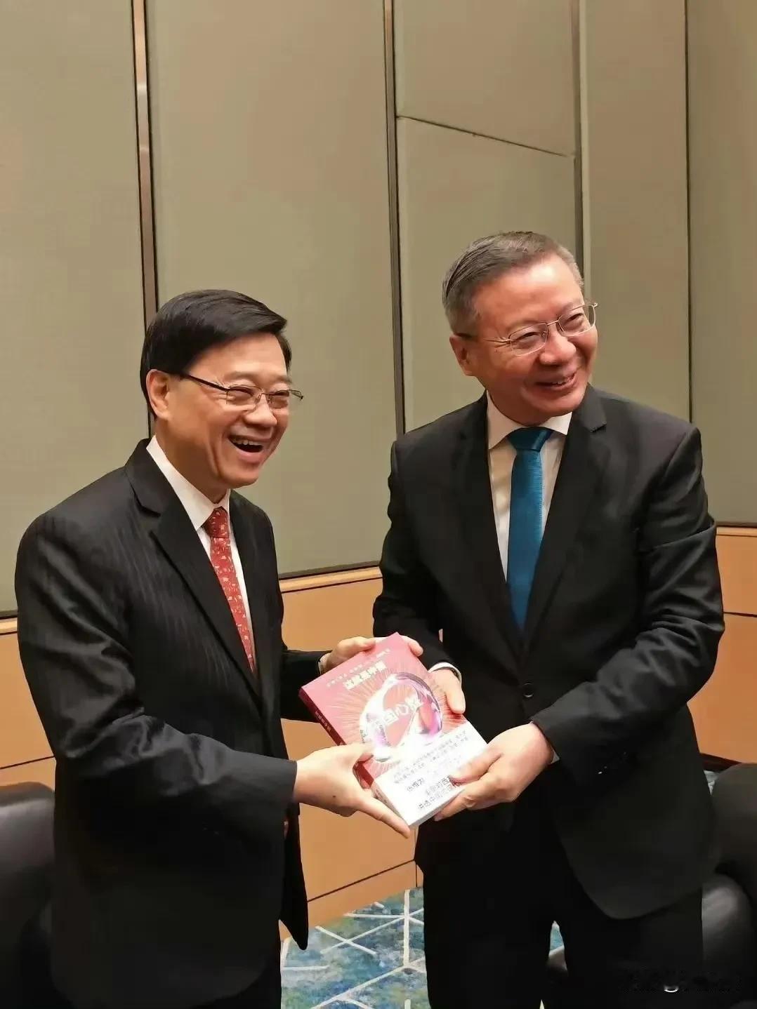 香港特首李家超亲切会见张维为教授[赞]
张维为教授向李家超先生赠送了自己的新著