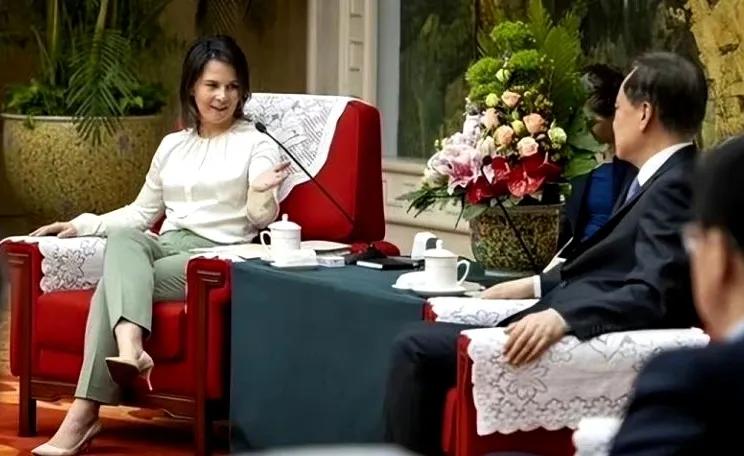 德国外长向美国表示她已经警告中国不要对台湾动武。在刚刚举行的7国集团外长会议上，