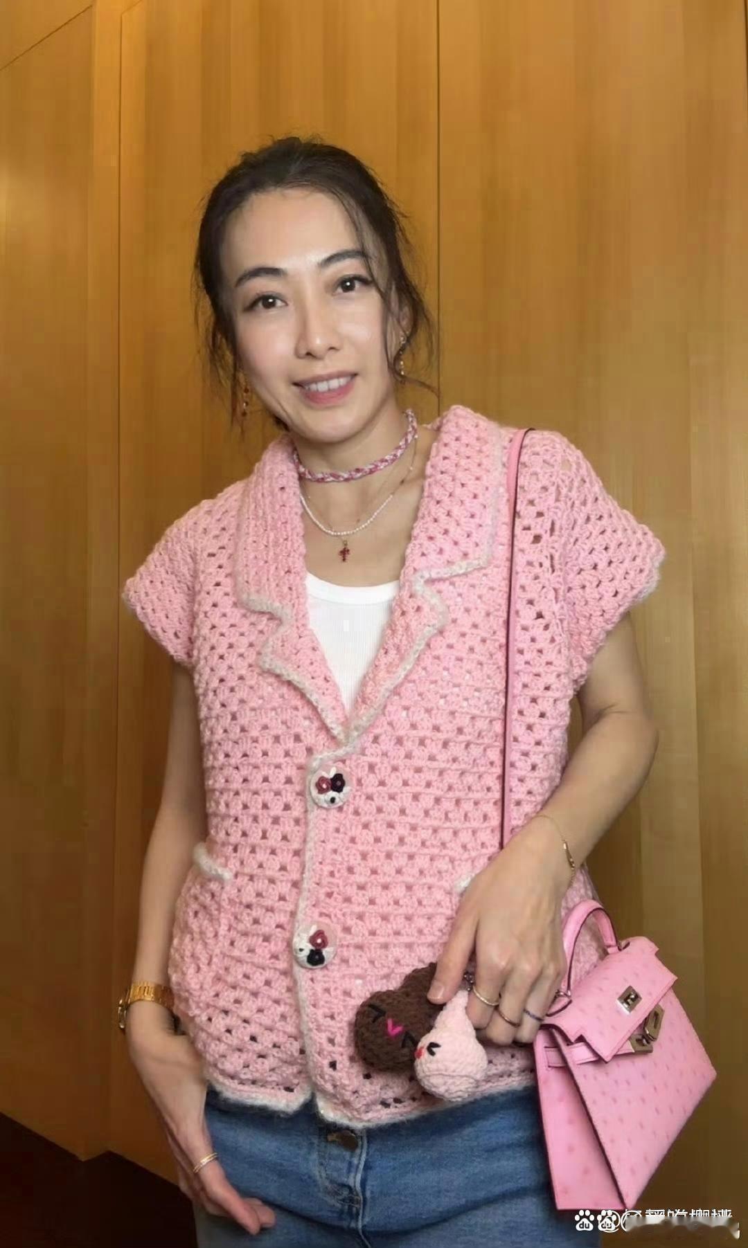 甘比又穿着自己编织的衣服露面了，编织手艺不错，人也漂亮，但就是上身效果不好看，土
