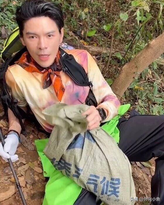 向佐现身西湖小猪线徒步，边捡拾山野垃圾！

一路上没有只顾着欣赏风景，还带着垃圾
