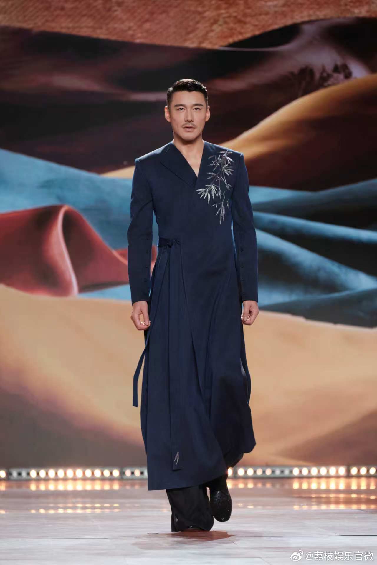从国内发声到世界表达，胡兵用三十多年的坚持让中国美学在国际秀场有了位置，绝对是走