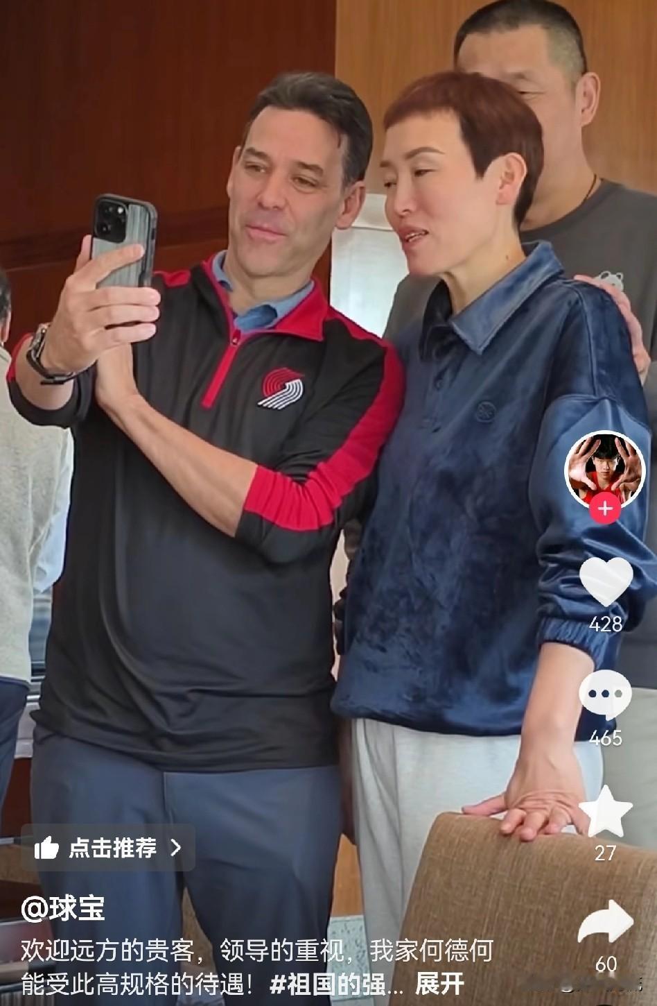 男篮母亲被高层探望，儿子留美成谜，视频通话戳中家庭牵挂。
最近有件事挺有意思的。