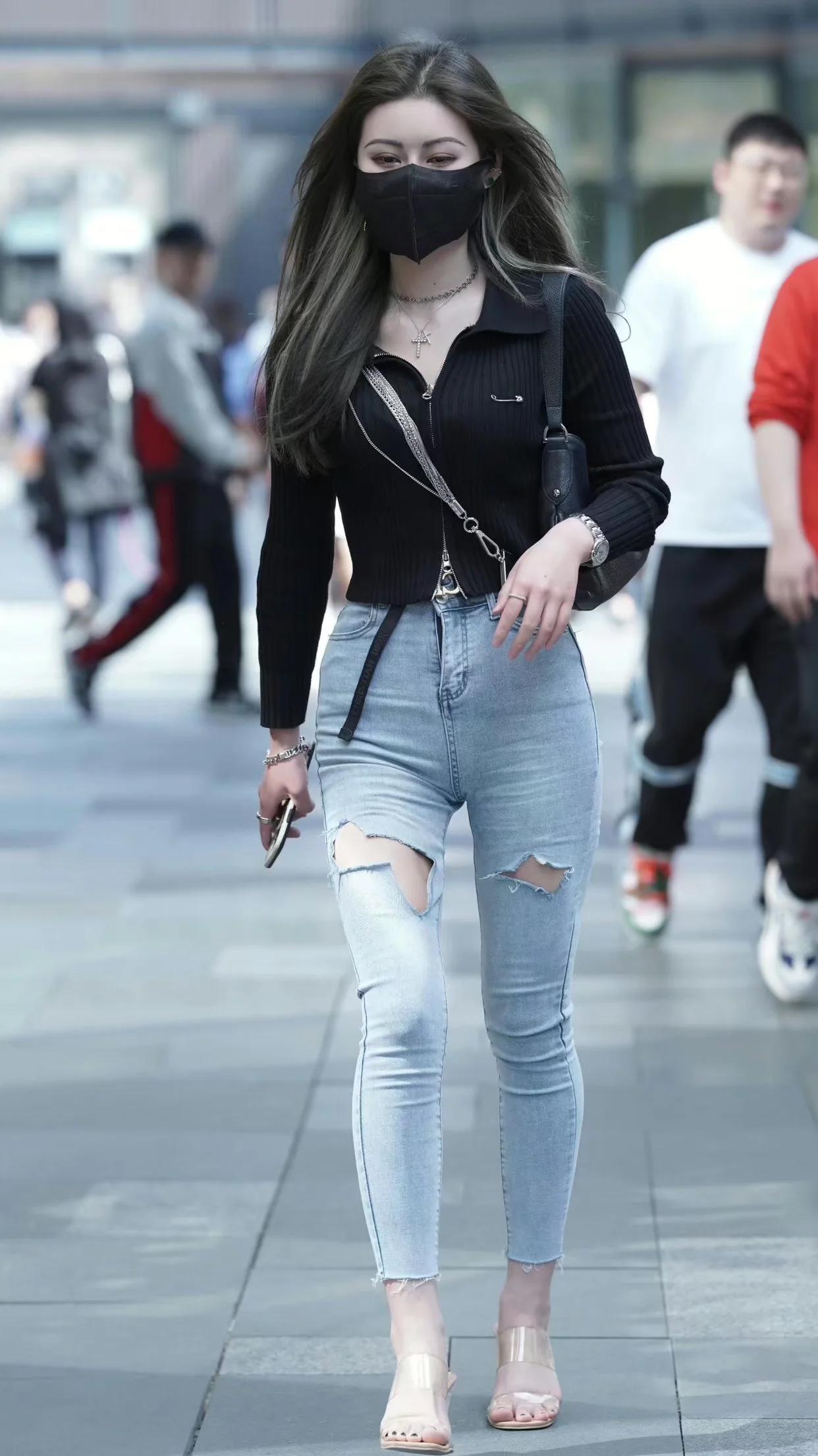 成年人的世界不分对错，只看利弊， 这句话揭示了人类趋利性的本能，因为大多数人都是