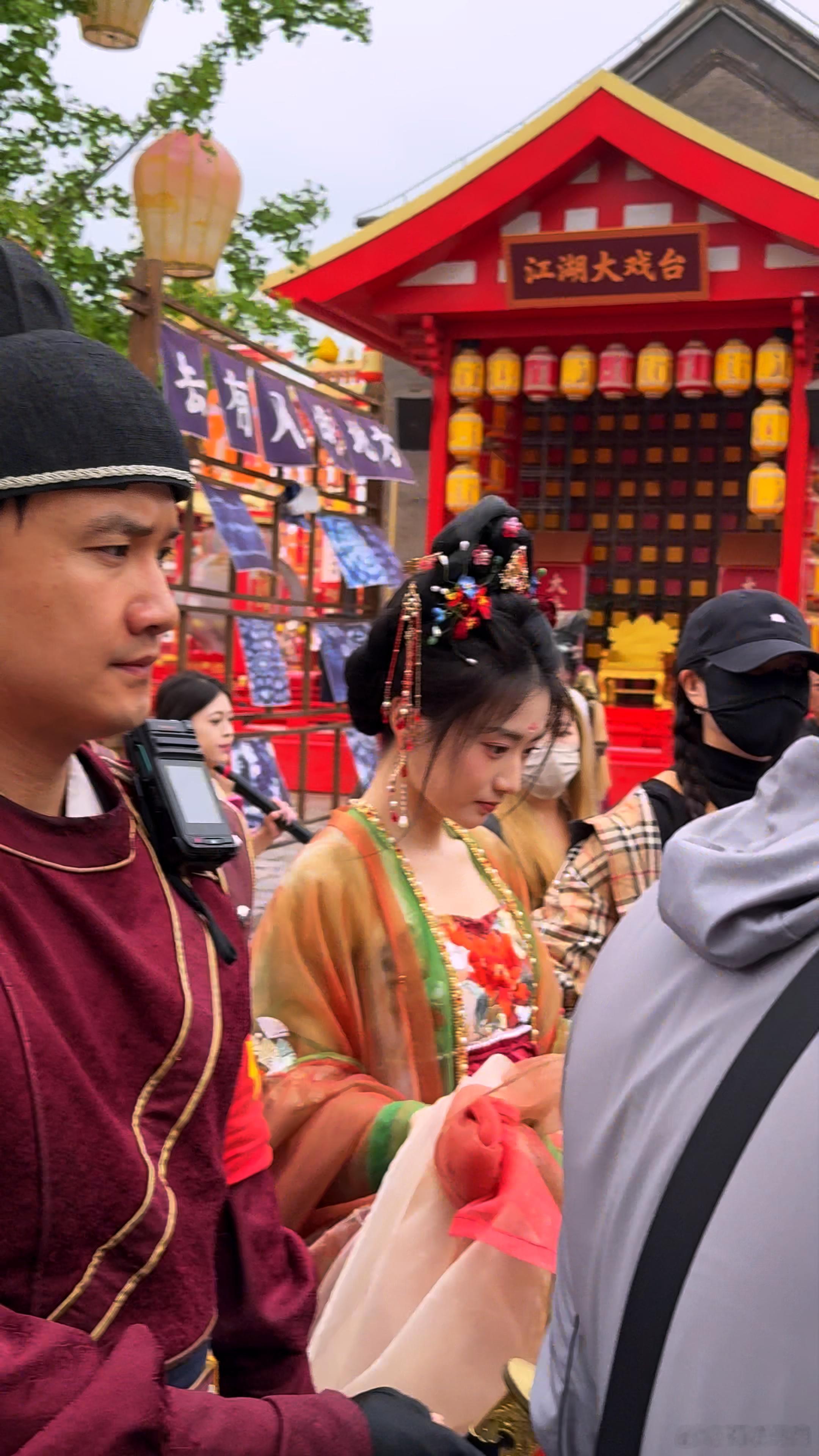 唐诡樱桃与李白梦幻联动唐诡樱桃空降河头老街抓捕游客与樱桃近距离接触的机会可不多！