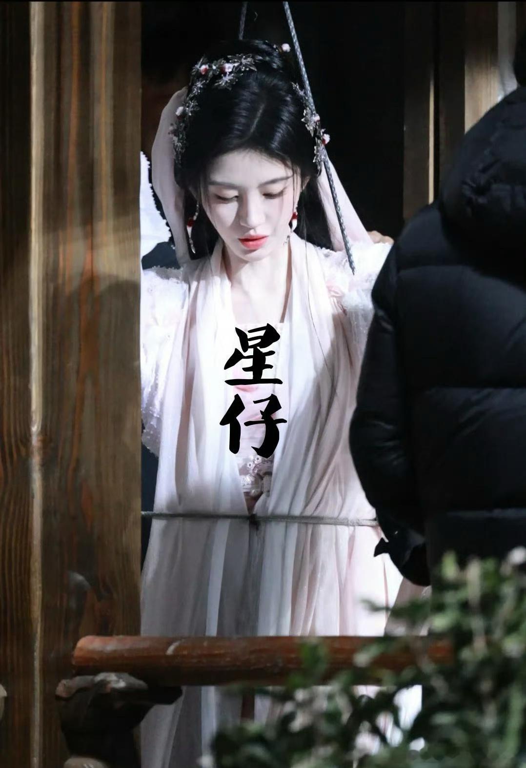 鞠婧祎月鳞绮纪粉衣吊威亚路透生图！[羞嗒嗒] 