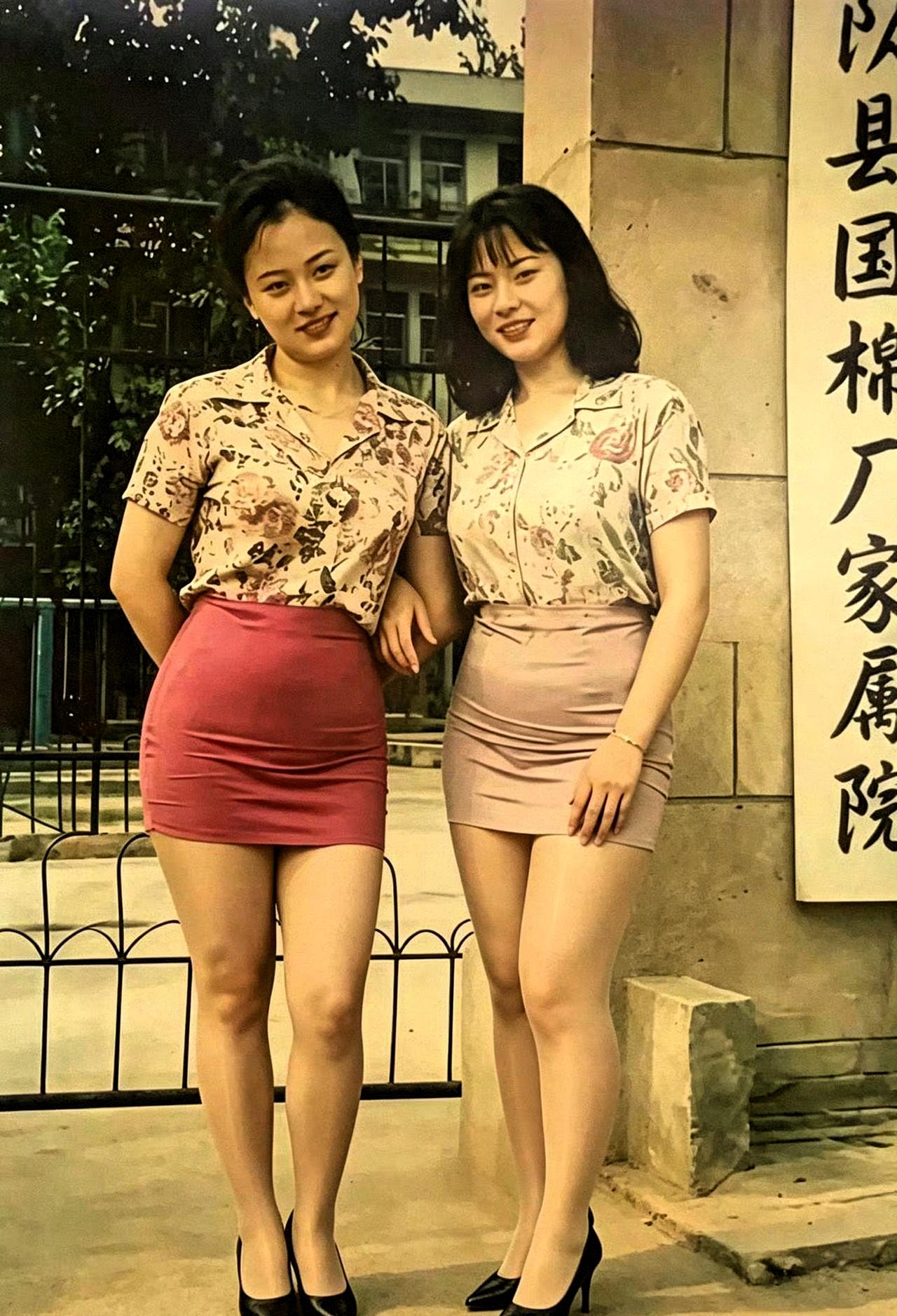 老照片里是县国营棉纺厂当年两位风光的厂花，捧铁饭碗，一位财务科出纳，一位业务科副