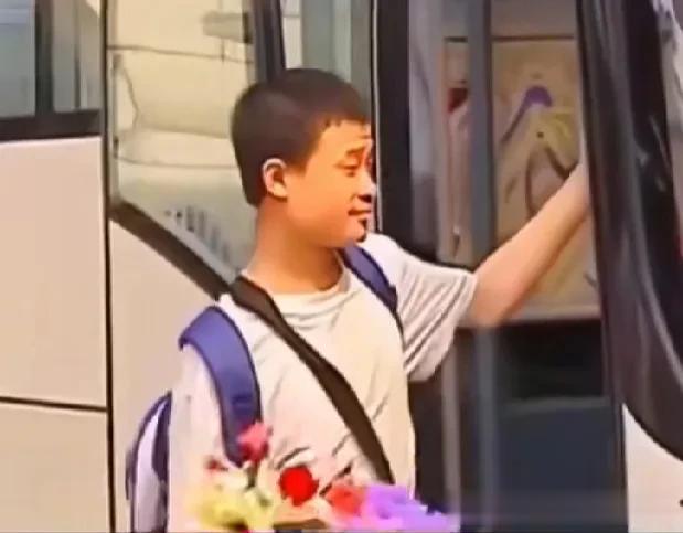 韦东奕和他爸爸长得太像了，不愧是父子   