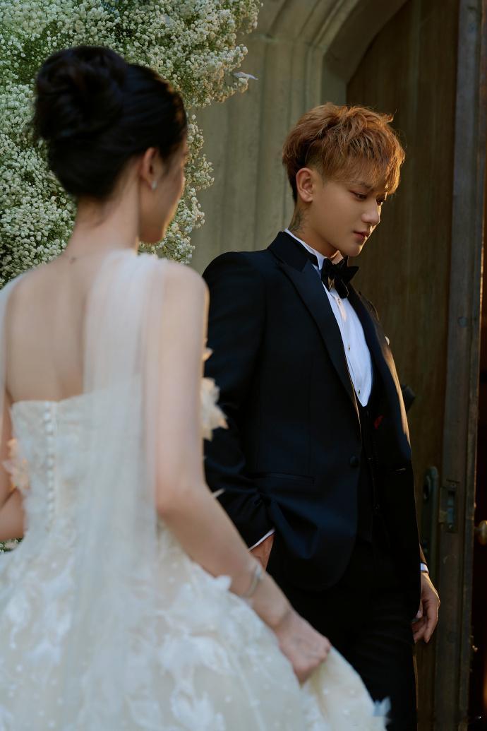 黄子韬徐艺洋结婚写真黄子韬徐艺洋婚纱写真来袭！18 宫格含多种浪漫场景，“右脸夫