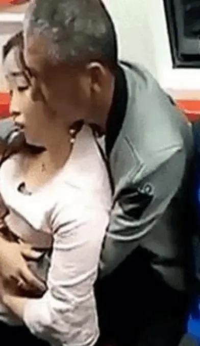 现在的人真开放啊，小区的一位大爷65岁退休了，找了一个年轻漂亮的女人，大概30岁