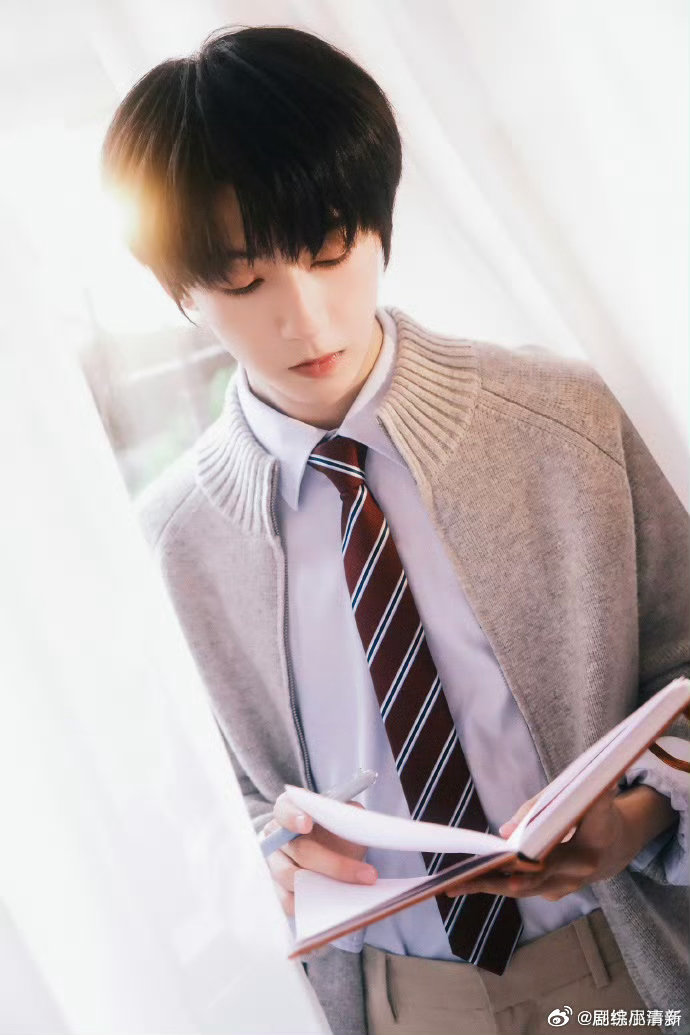 杨博文少年感溢出屏幕了 看到杨博文这身造型，确实让人想起学生时代那个打篮球的学长