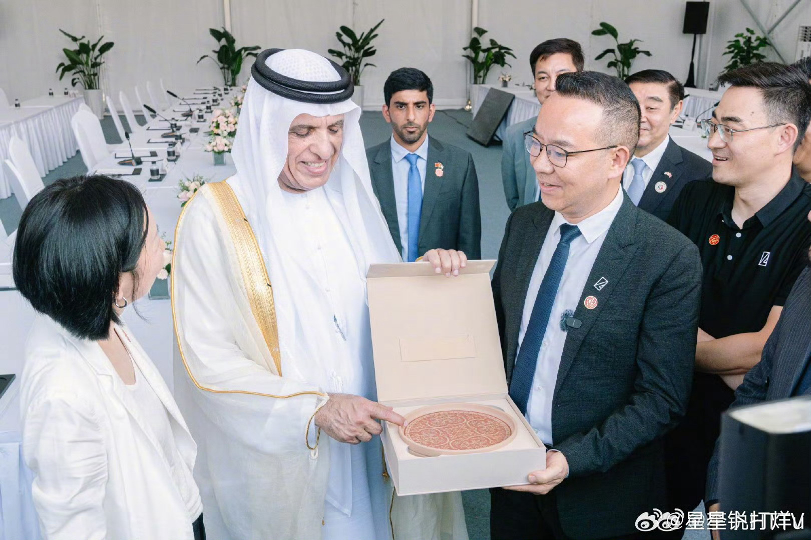 酋长亲自来中国飞行汽车工厂提货酋长亲自来中国提货，盯着自己的飞行汽车下线，揭幕完