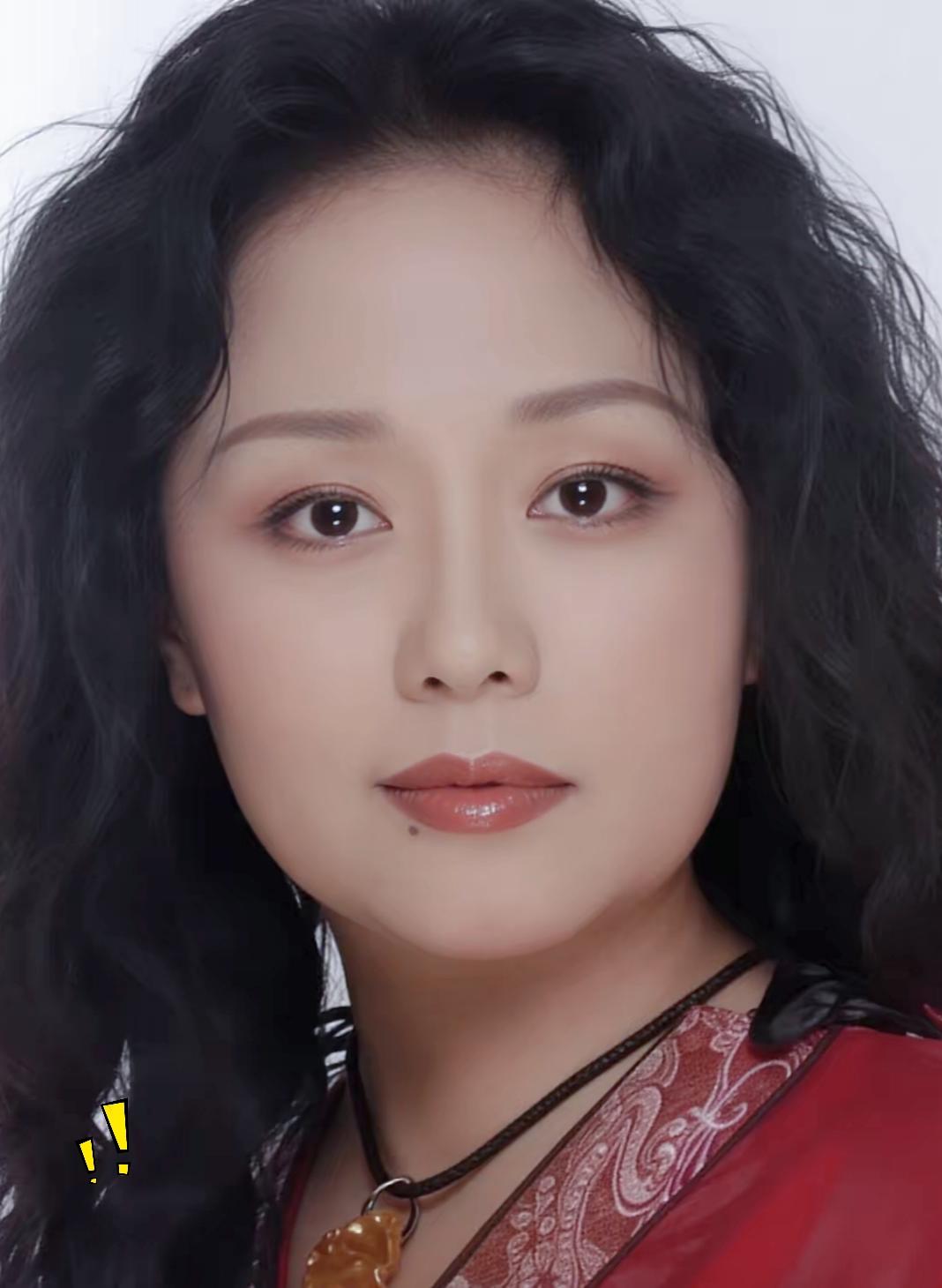 谁能想到，这个常在剧里演苦命人的老戏骨，现实的人生比戏里还要曲折？
她是国家一级