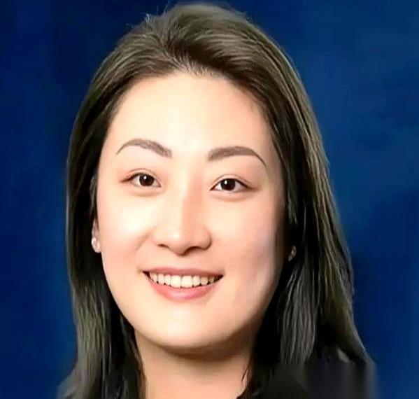 我们都欠她一个道歉
当年骂宗馥莉忘恩负义，
如今才见她的眼光多牛！


宗馥莉当