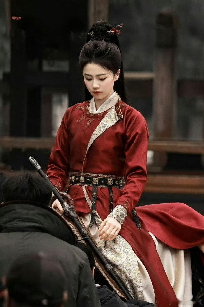 白鹿单人丝带海报 夸一波白鹿这张唐宫奇案单人丝带海报的质感！画面的精致度和高级感