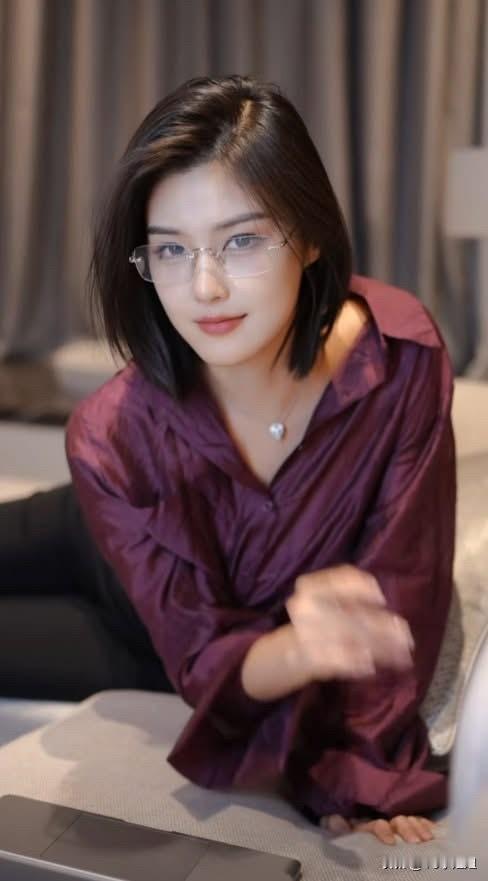 优雅气质，紫色衬衫搭配眼镜，居家休闲风