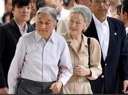 1992年，日本天皇首次访华，然而让人疑惑的是，这位天皇居然在国宴上强烈要求中方