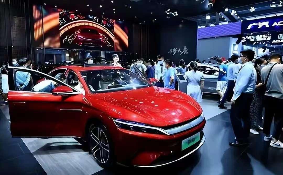 英菲尼迪卖得比县城眼镜店还少，雷克萨斯4S店 sales比顾客多，二线豪华车正在