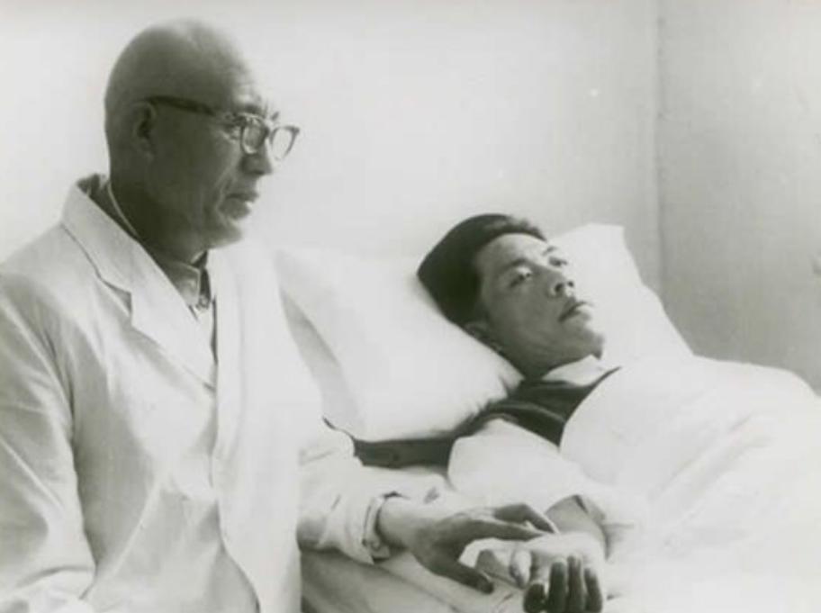 1957年，毛主席在一次游泳过后不慎患上重感冒，经介绍求助一位老中医，但那位中医