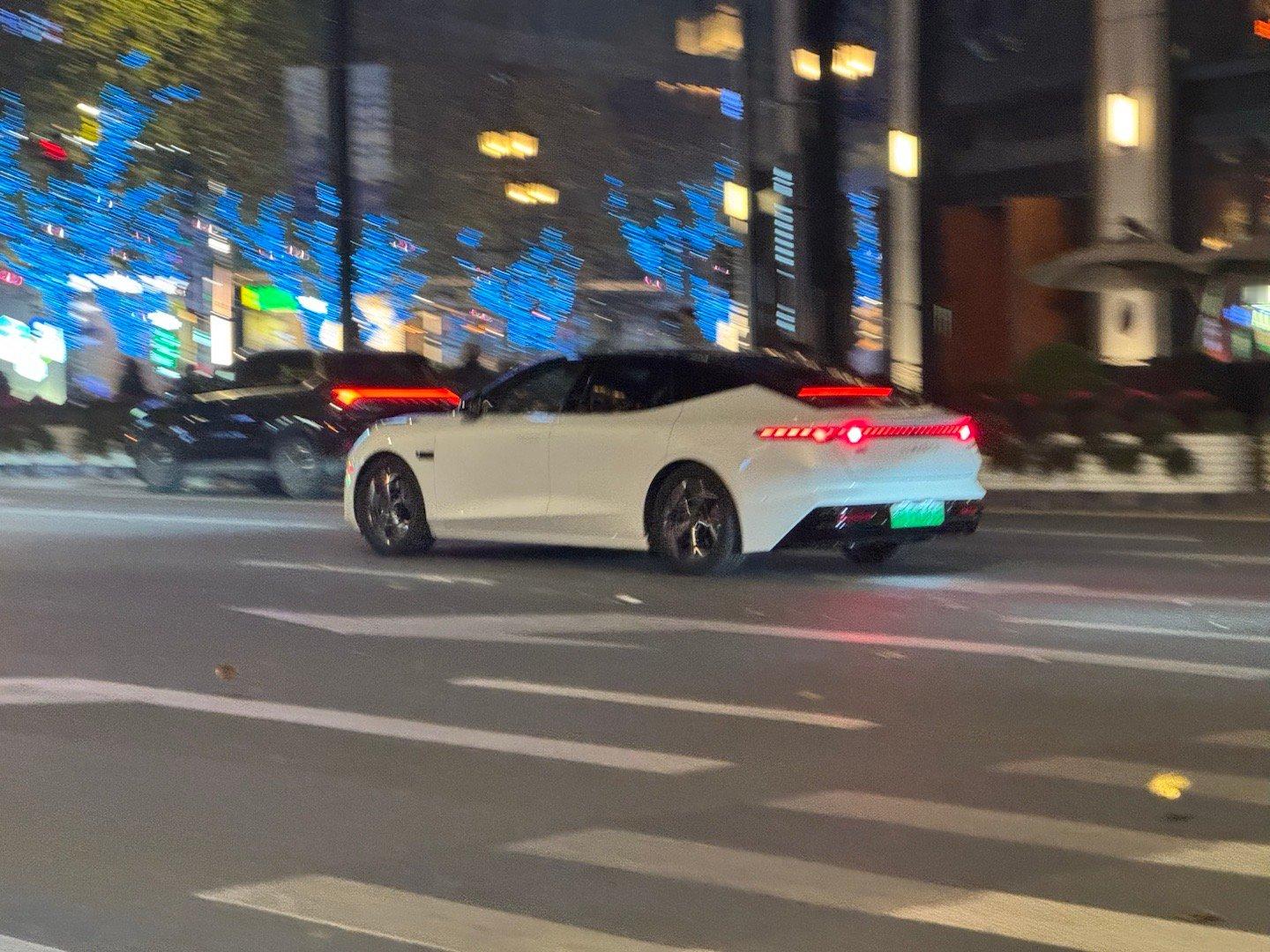 即使在上海这样插混需要油车指标的城市，领克10的数量也在肉眼可见地变多，至少是比