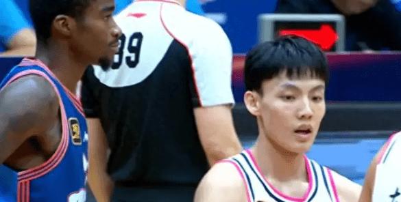 突发！广东锋线悍将重伤，被抬上救护车，或赛季报销，杜锋太难了(10)
近期，广东