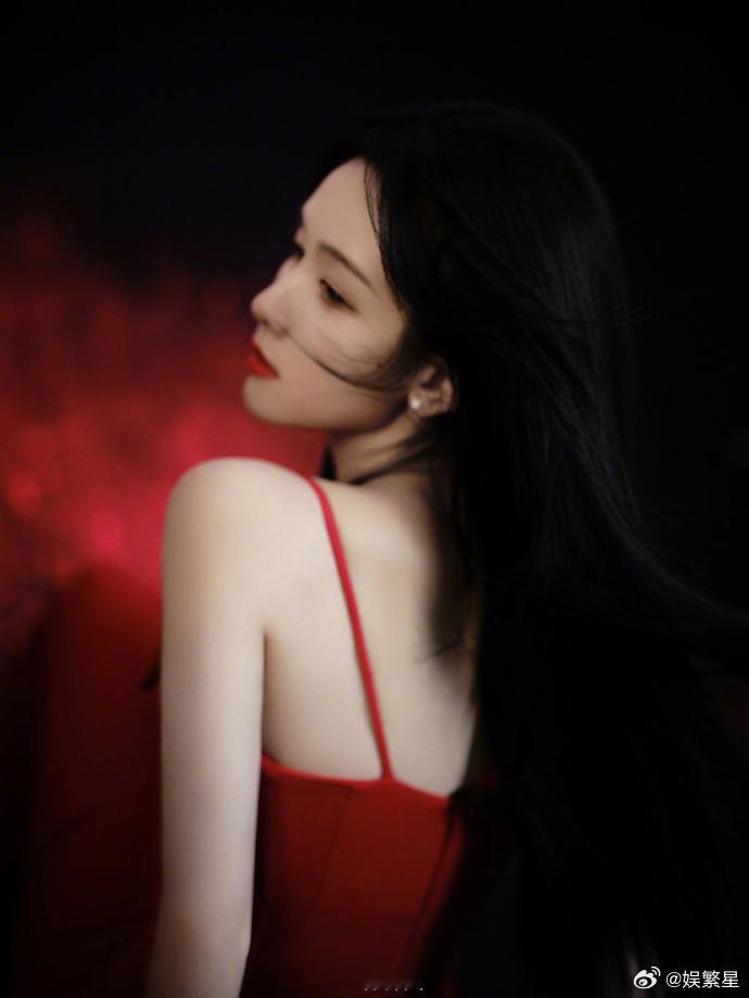 陈都灵 红如玫瑰盎然明媚，粉如蔷薇柔情脉脉。 陈都灵并蒂双生花陈都灵 粉蔷薇 ​