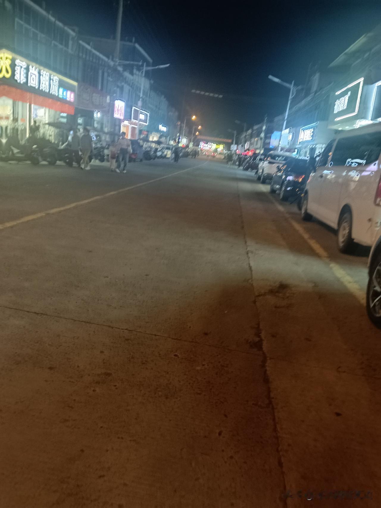 晚上真的好凉快[呲牙][呲牙]白天太闷热，晚上出门走一圈