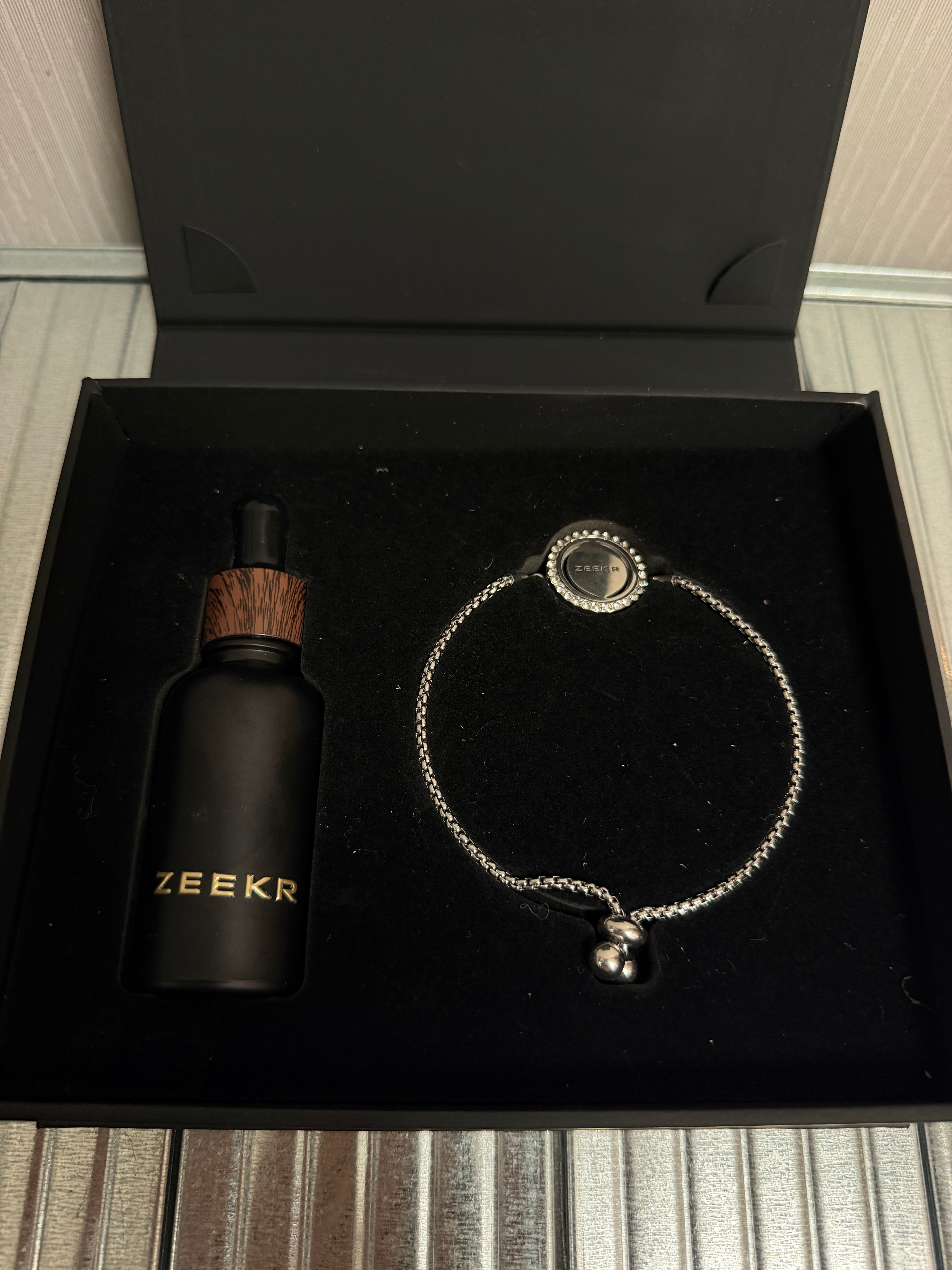 周一开启香喷喷新的一周，给兄弟们抽个香薰，老规矩评论即可！[不愧是你] ​  ​