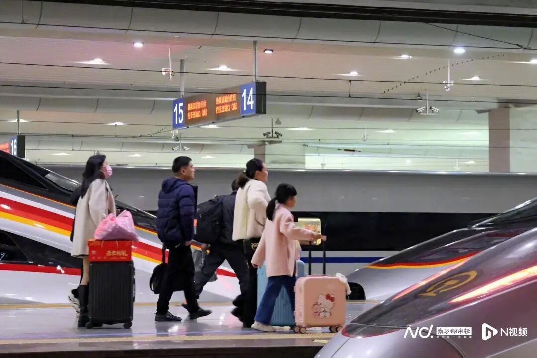 #凌晨3点的广州南站到处都是人#【“凌晨3点的广州南站，到处都是人！”】#半夜1