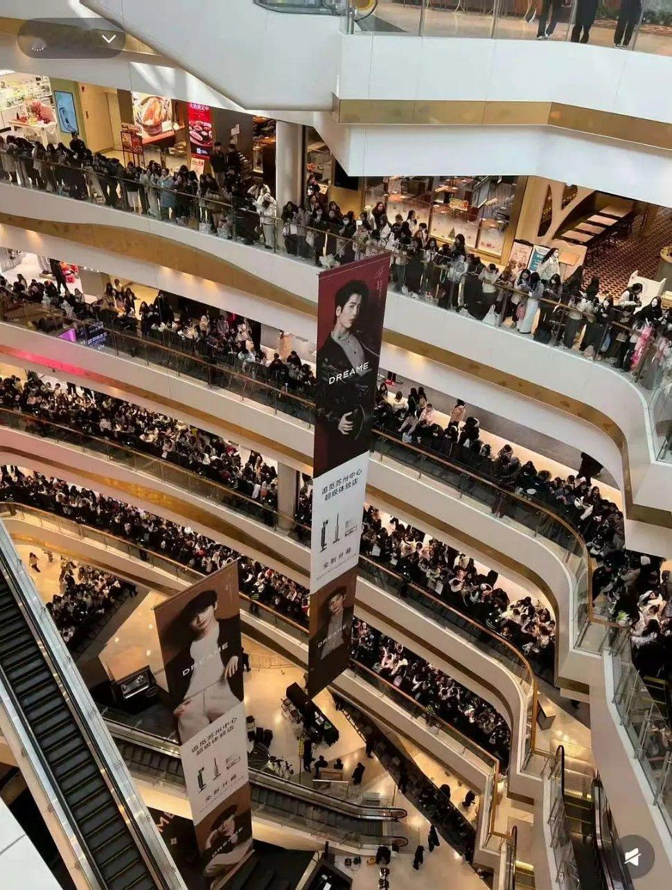 张凌赫苏州中心线下 工作日人爆满 人气还是太高了 