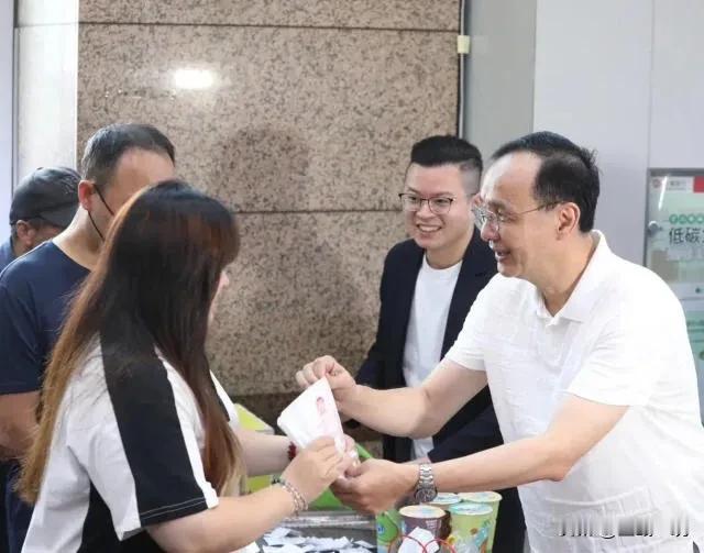 “谢谢林郁婷再次团结了台湾”！朱立伦加码免费送300份鸡排

林郁婷在男女混战中