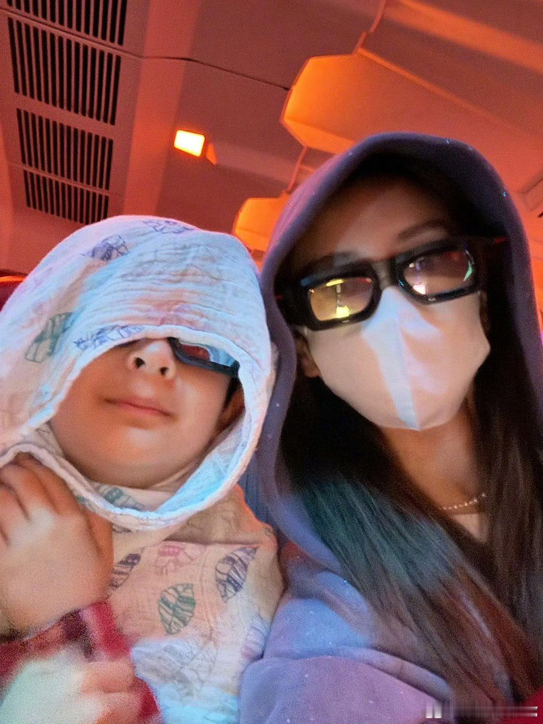 Angelababy小海绵自拍 好可爱的小海绵，好可爱的大天使，还有好年轻的ba