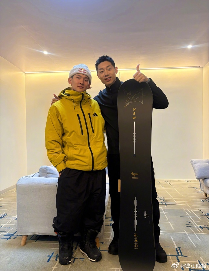 【许昕晒和苏翊鸣合照，夸他太帅了】#苏翊鸣金牌# 晒出与的合照，并祝贺苏翊鸣夺冠