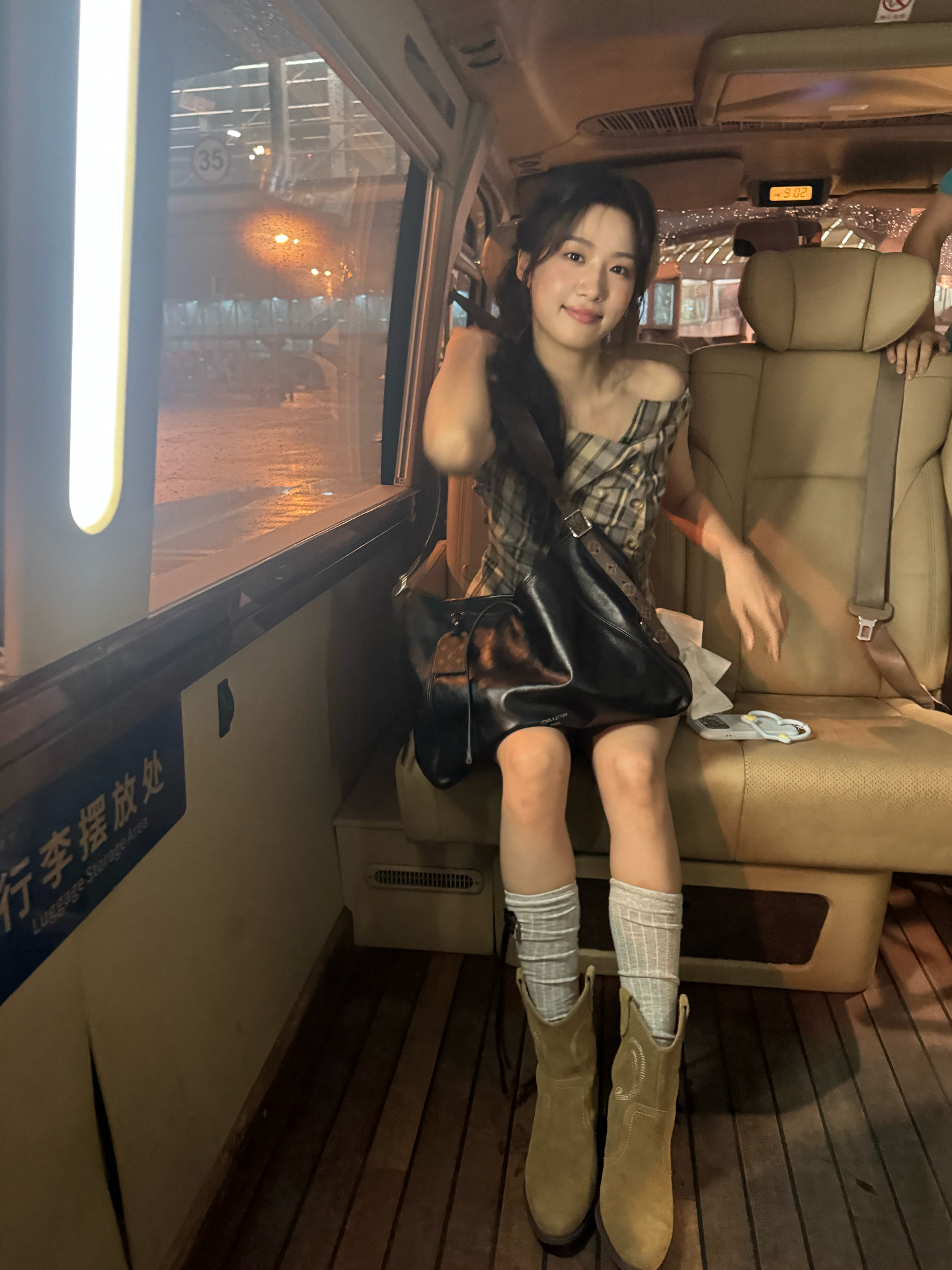 卢昱晓THX 卢昱晓 in CIDER格纹不对称领褶皱短袖上衣卢昱晓 公关咨询: