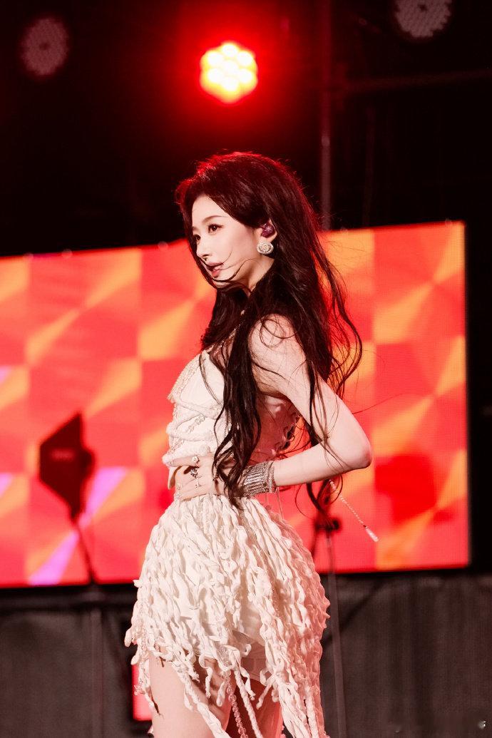 三亚的风偏爱孔雪儿 孔雪儿跨年舞台美出新高度！三亚的风好似偏爱她，吹得发丝飘动，