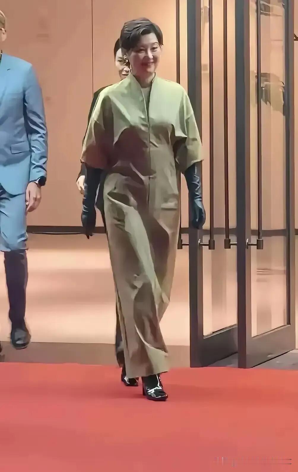 第一次看见女明星的这种打扮，有没有一种感觉像我们去海边玩的时候，碰见那些在摊位上