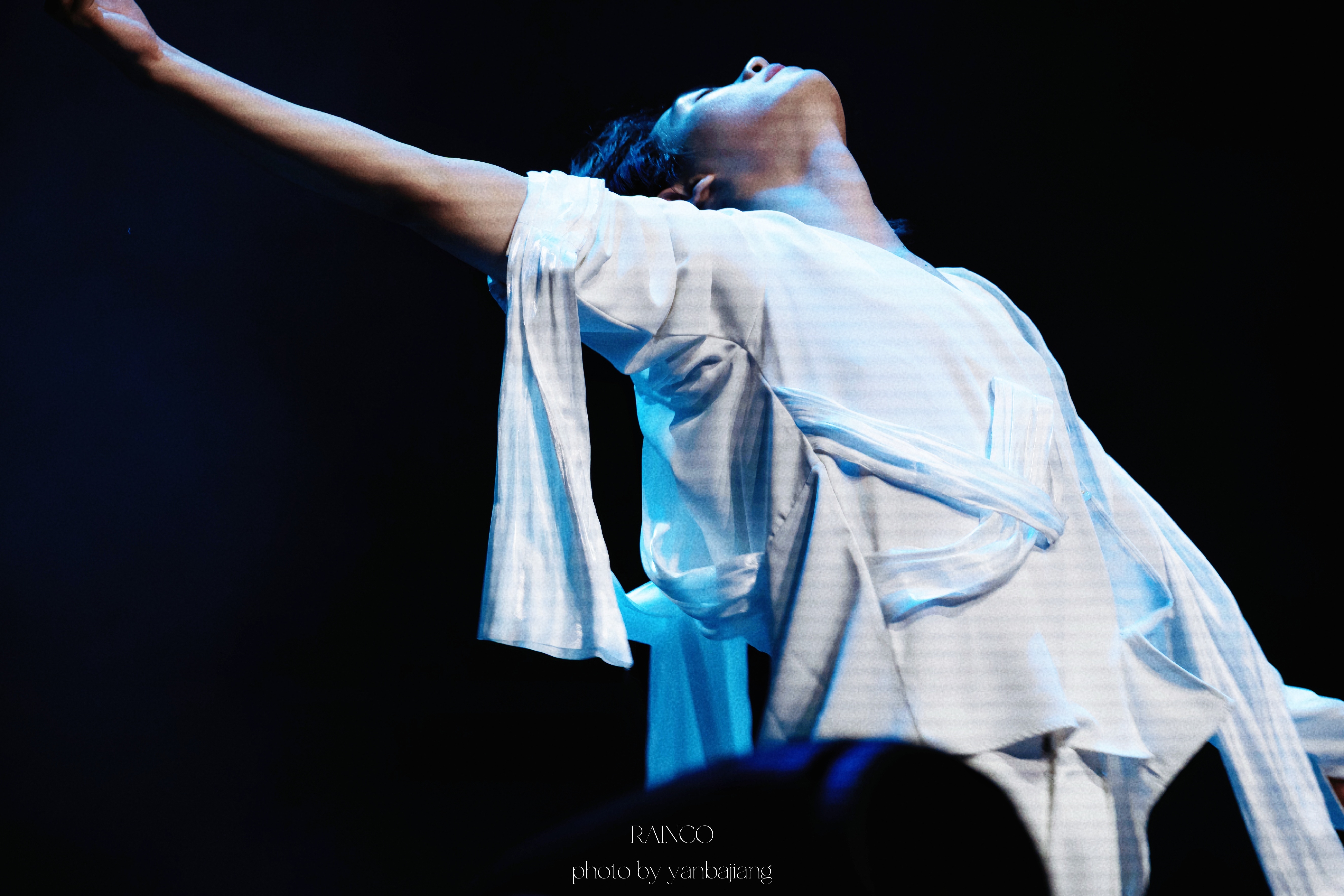 向全世界安利肖宇梁  “握不住风 就成为风  要无拘的去寻梦  轻舞吧 过往如裙