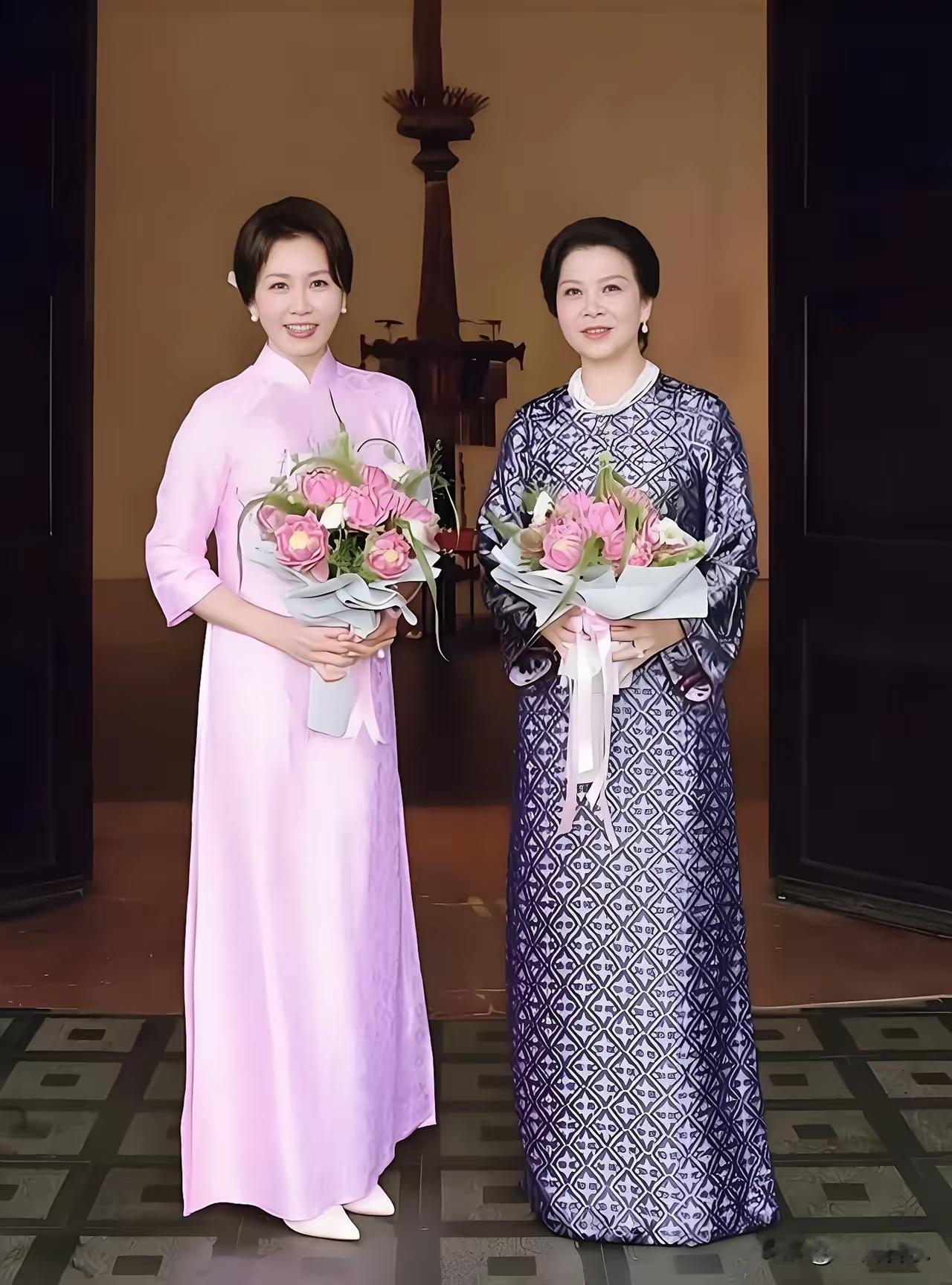 韩国第一夫人金惠景和越南第一夫人吴芳璃这一合影还挺有看头。金惠景59岁，吴芳璃5