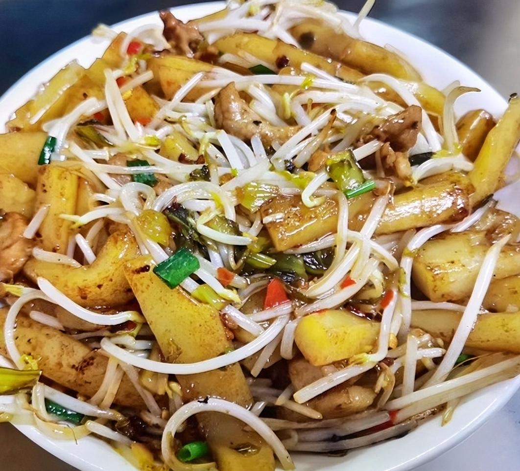 分享一张你最近随拍的照片炒粉利，12元这一大碟，烟火气息扑面而来，必须光盘行动！