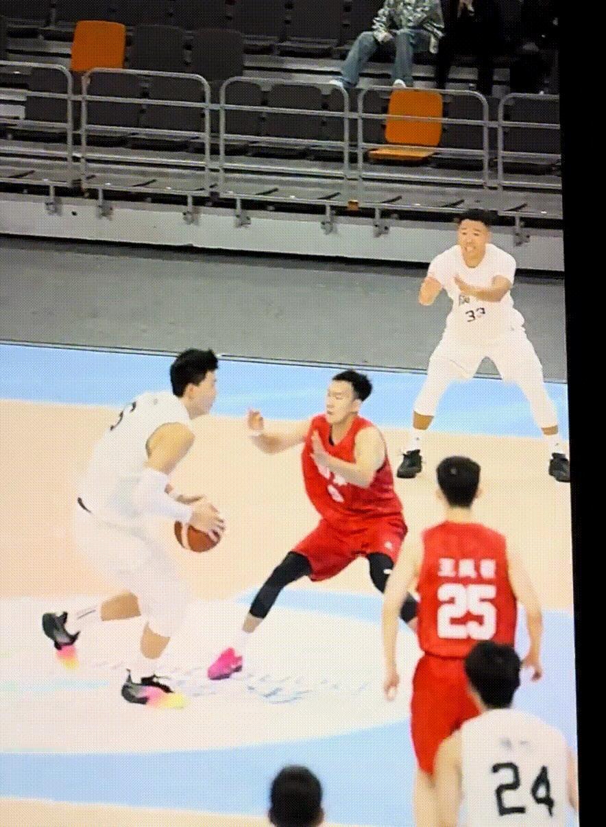 哈哈贺希宁这表情：“哥 看看我，我在这！” ​​​