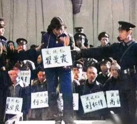 1983年，一25岁的“女流氓”因结交过18个男友被判处死刑。临死前，女流氓突然